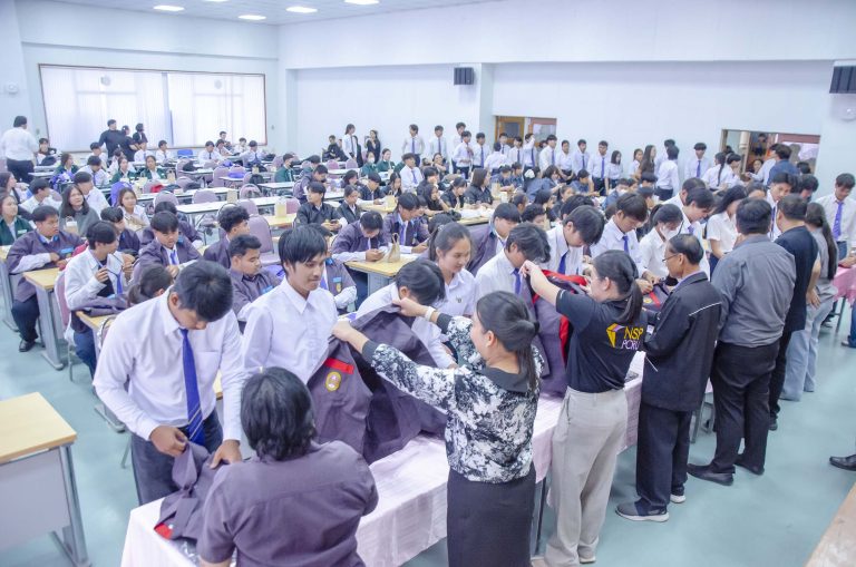คณะเทคโนโลยีการเกษตรและเทคโนโลยีอุตสาหกรรม จัดพิธีมอบเสื้อปฏิบัติการภาคปฏิบัติให้แก่นักศึกษาชั้นปีที่ 1