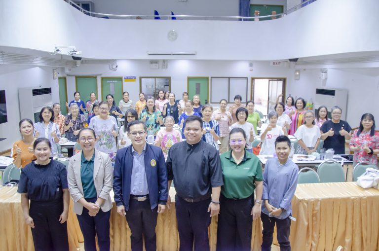 การอบรมเชิงปฏิบัติการ เรื่อง “การพัฒนาผลิตภัณฑ์กระเป๋าถักเพ็ด-ซะบูนคนงานคราฟ”